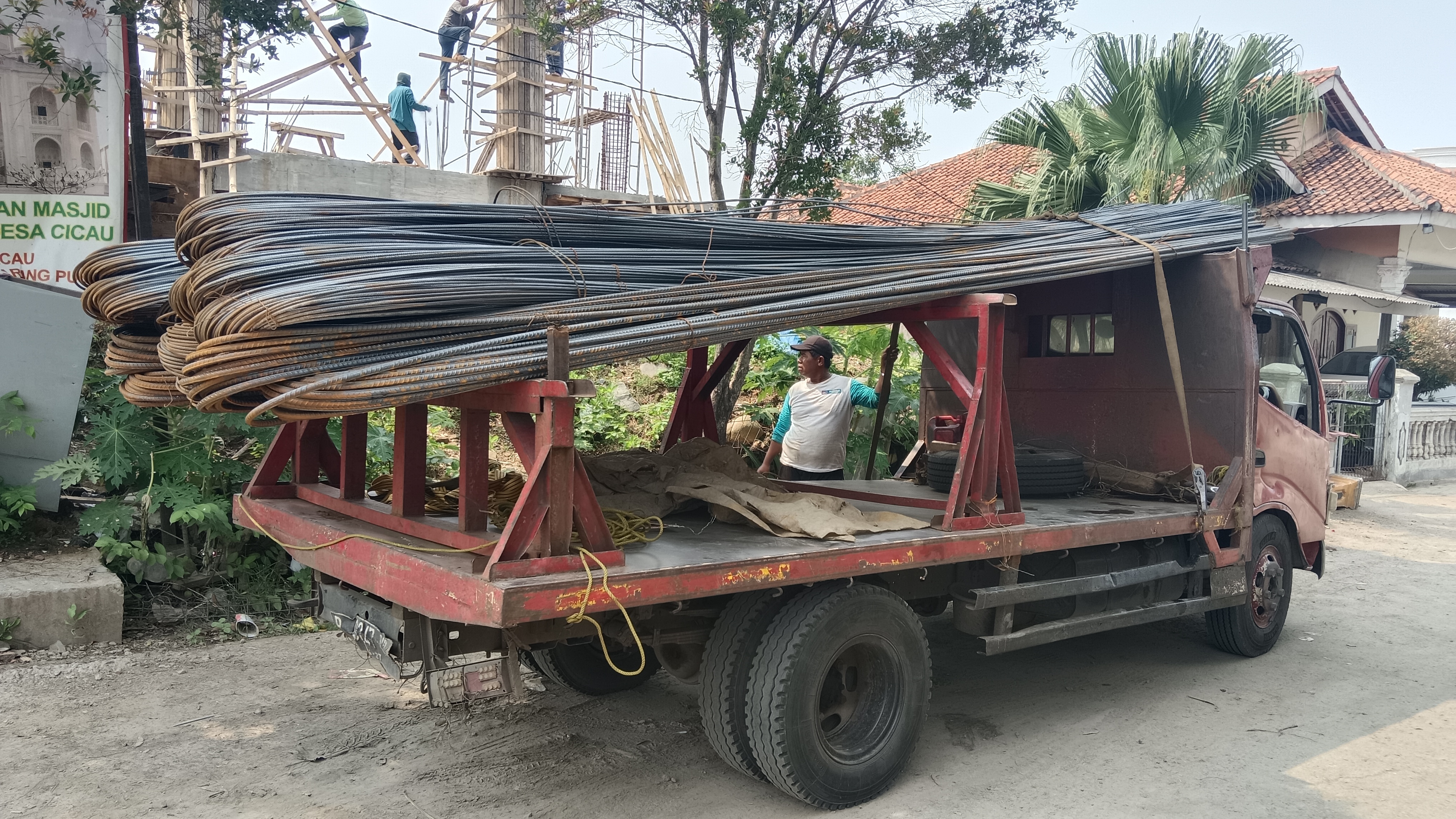 Bantuan material berupa besi ulir 2.200 batang